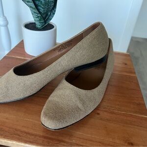 Ralph Lauren Flats tan beige .. so cute leather sole classic. Size 8.5 B